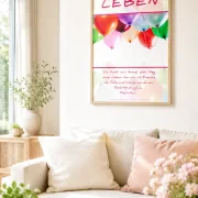 Christliches DIN-A2-Hochformat-Poster „Leben“ mit bunten Luftballons und Psalm 16,11 als Wanddekoration in einem hellen skandinavischen Wohnzimmer.