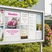 Christliches DIN-A2-Hochformat-Poster „Glauben“ mit VW Käfer und dem Zitat von Corrie ten Boom in einem modernen Aluminium-Gemeindeschaukasten vor einer evangelisch-freikirchlichen Gemeinde in Deutschland.