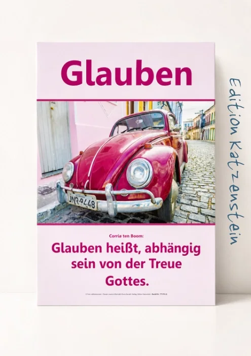Christliches DIN-A2-Hochformat-Poster „Glauben“ mit himbeerfarbenem VW Käfer und dem Zitat von Corrie ten Boom als hochwertiges Produktfoto vor hellem neutralem Studiohintergrund.