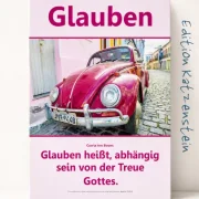 Christliches DIN-A2-Hochformat-Poster „Glauben“ mit himbeerfarbenem VW Käfer und dem Zitat von Corrie ten Boom als hochwertiges Produktfoto vor hellem neutralem Studiohintergrund.