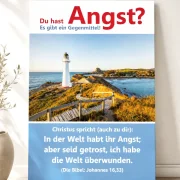 Christliches DIN-A2-Hochformat-Poster „Angst? Es gibt ein Gegenmittel!“ mit Leuchtturm und Bibelvers aus Johannes 16,33 als hochwertige Wanddekoration der Edition Katzenstein.