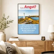 Christliches DIN-A2-Hochformat-Poster „Angst? Es gibt ein Gegenmittel!“ mit Leuchtturm und Bibelvers aus Johannes 16,33 in einem modernen, hellen Wohnzimmer mit skandinavischer Einrichtung.