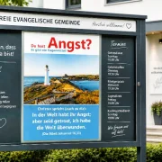 Christliches DIN-A2-Hochformat-Poster „Angst? Es gibt ein Gegenmittel!“ mit Johannes 16,33 in einem modernen Gemeindeschaukasten vor einer evangelisch-freikirchlichen Gemeinde in Deutschland.
