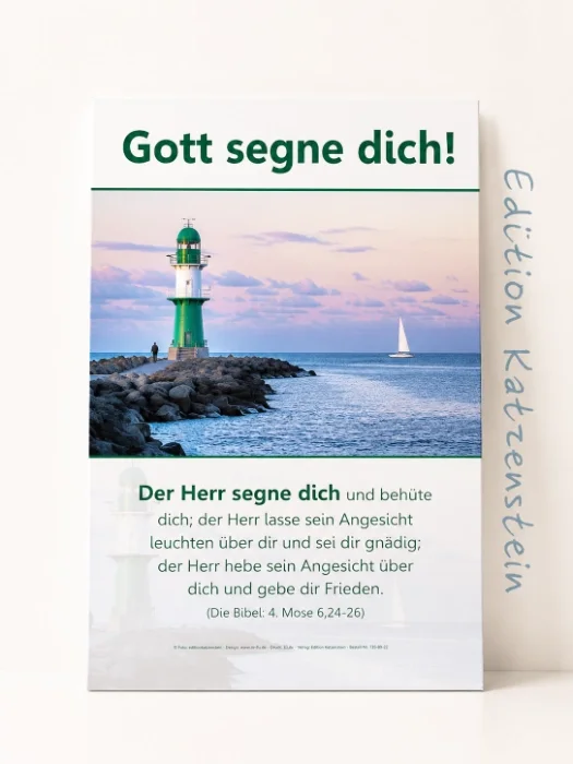 Christliches DIN-A2-Hochformat-Poster „Gott segne dich!“ mit Leuchtturm, Segelboot und dem aronitischen Segen aus 4. Mose 6,24–26 als hochwertiges Produktfoto vor hellem Studiohintergrund.