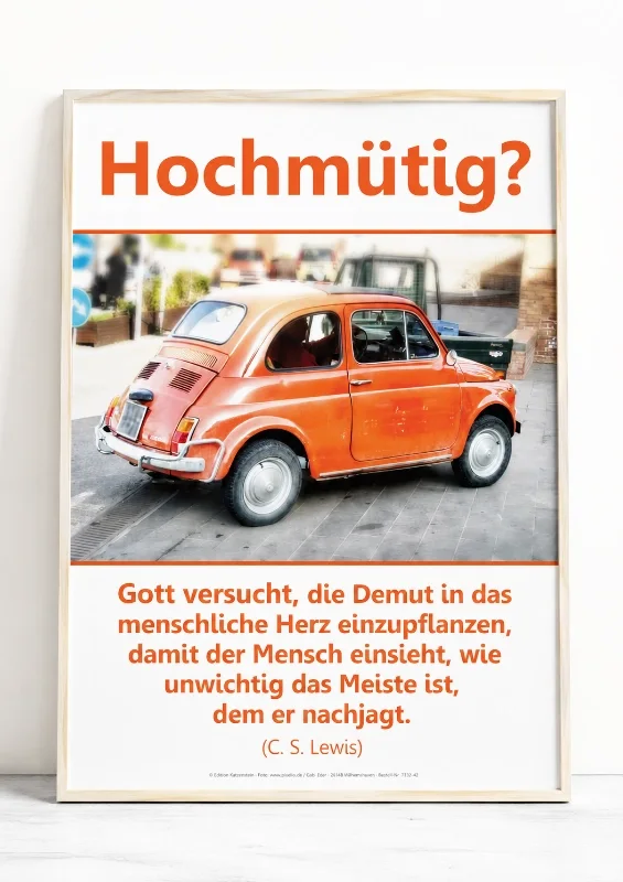 Hochwertiges Produktfoto des christlichen DIN-A2-Hochformat-Posters „Hochmütig?“ mit einem klassischen Fiat 500 und einem Zitat von C. S. Lewis über Demut. Präsentiert in einem hellen Naturholzrahmen.