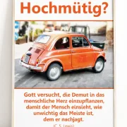 Hochwertiges Produktfoto des christlichen DIN-A2-Hochformat-Posters „Hochmütig?“ mit einem klassischen Fiat 500 und einem Zitat von C. S. Lewis über Demut. Präsentiert in einem hellen Naturholzrahmen.
