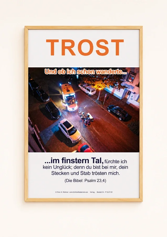Christliches DIN-A2-Hochformat-Poster „Trost“ mit Luftaufnahme eines nächtlichen Rettungseinsatzes und Bibelvers Psalm 23,4 in einem modernen Rahmen aus hellem Eichenholz.