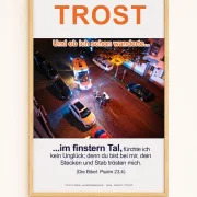 Christliches DIN-A2-Hochformat-Poster „Trost“ mit Luftaufnahme eines nächtlichen Rettungseinsatzes und Bibelvers Psalm 23,4 in einem modernen Rahmen aus hellem Eichenholz.