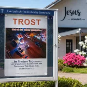 Christliches DIN-A2-Hochformat-Poster „Trost“ mit Psalm 23,4 in einem modernen Gemeindeschaukasten vor einer evangelisch-freikirchlichen Gemeinde in Deutschland.