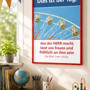 Christliches A2 Poster „Dies ist der Tag“ mit Riesenrad und Psalm 118,24 in einem modernen Kinderzimmer mit rotem Bilderrahmen.