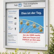 Christliches A2-Schaukastenposter „Dies ist der Tag“ mit Psalm 118,24 im Schaukasten einer Freien evangelischen Gemeinde in Deutschland.