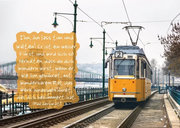 Gelbe Straßenbahn in Budapest bei bewölktem Himmel – christliches Poster mit Vers aus dem Lied „Befiehl du deine Wege“ von Paul Gerhardt