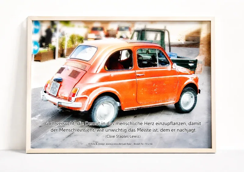 Christliches DIN-A4-Poster mit Oldtimer Fiat 500 und C.-S.-Lewis-Zitat über Demut als hochwertiges Produktfoto im Naturholzrahmen.