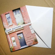 Obere Bildhälfte zeigt eine alte, verwitterte Haustür; untere Hälfte dieselbe Tür, frisch renoviert – Symbol für Erneuerung gemäß Offenbarung 21,5