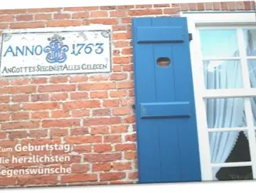 Geburtstagskarte: Wandtafel auf Backsteinwand