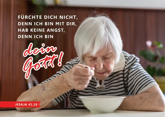 Postkarte Jahreslosung 2027 – Du bist nicht allein | Jesaja 41,10 Ältere Frau allein am Tisch auf einer Postkarte zur Jahreslosung 2027 aus Jesaja 41,10