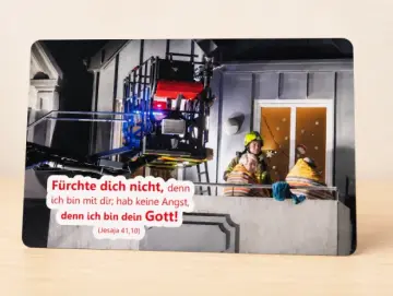 Jahreslosung 2027 Postkarte Feuerwehrmann hilft Ehepaar | Jesaja 41,10