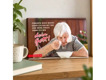 Leinwandbild Jahreslosung 2027: Seniorin allein beim Essen