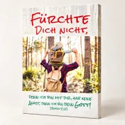 Leinwandbild Jahreslosung 2027 mit Vater und Sohn auf den Schultern, seitlicher Ansicht und sichtbarer Leinwandstruktur.