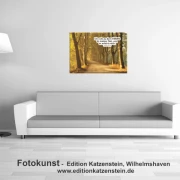 Leinwanddruck der Baumallee mit Bibelvers ‚Ich rufe zu dem HERRN in meiner Not, und er hört mich.‘ an der Wand über Sofa und Stehlampe – eingerichteter Musterraum