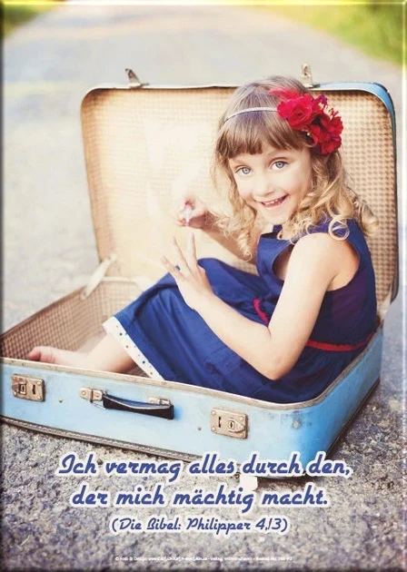 Leinwanddruck „Mädchen im Reisekoffer“ – Bibelvers Philipper 4,13 | Christliches Wandbild für Aufbruch & Vertrauen