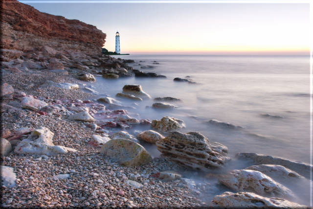 Leinwanddruck: Felsenstrand mit Leuchtturm