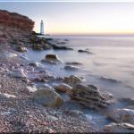 Leinwanddruck: Felsenstrand mit Leuchtturm