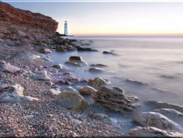 Leinwanddruck: Felsenstrand mit Leuchtturm