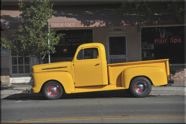 Leinwanddruck: Gelber Pickup-Oldtimer