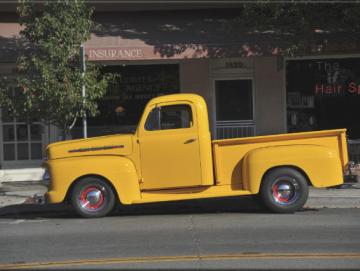Leinwanddruck: Gelber Pickup-Oldtimer