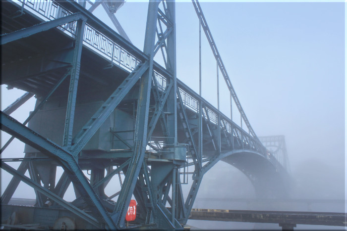 Leinwanddruck: Kaiser-Wilhelm-Brücke im Morgennebel I