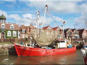 Leinwanddruck: Krabbenkutter im Hafen  Neuharlingersiel