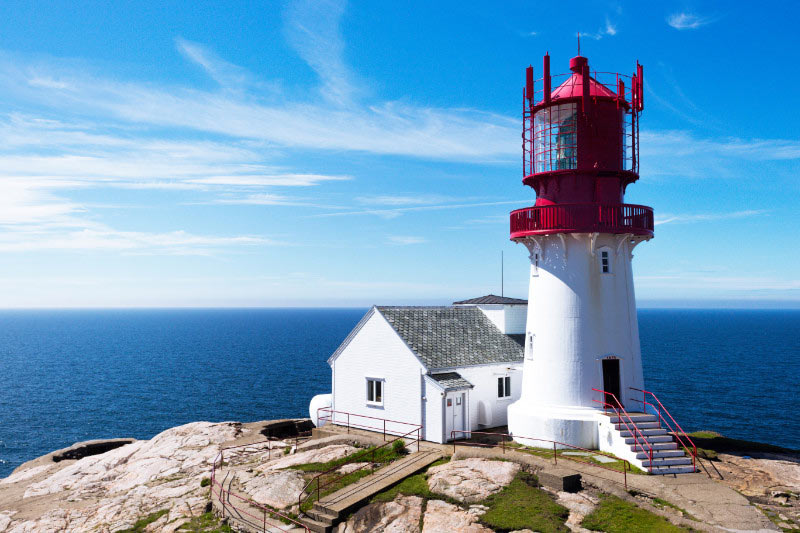 Leinwanddruck: Leuchtturm auf Felsen