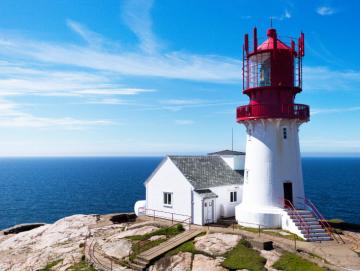Leinwanddruck: Leuchtturm auf Felsen