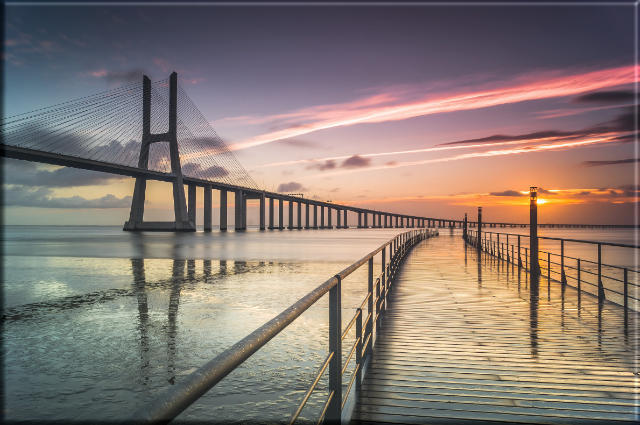 Leinwanddruck: Moderne Hängebrücke
