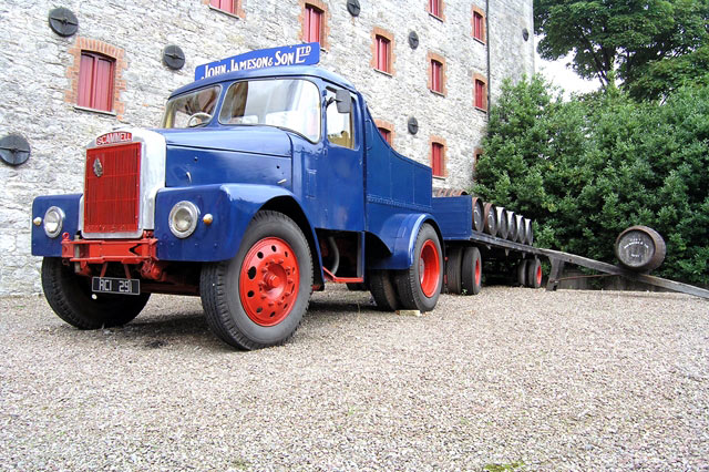 Leinwanddruck Oldtimer - Lastwagen mit Anhänger mit Whisky-Fässer