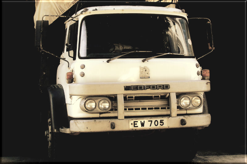 Leinwanddruck: Oldtimer Lastwagen - Bedford Truck
