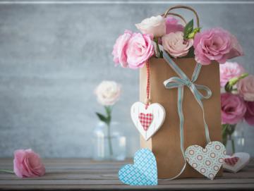 Leinwanddruck: Papiertüte mit Rosen