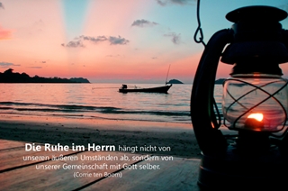 Leinwanddruck: Petroleumlaterne am Meeresufer