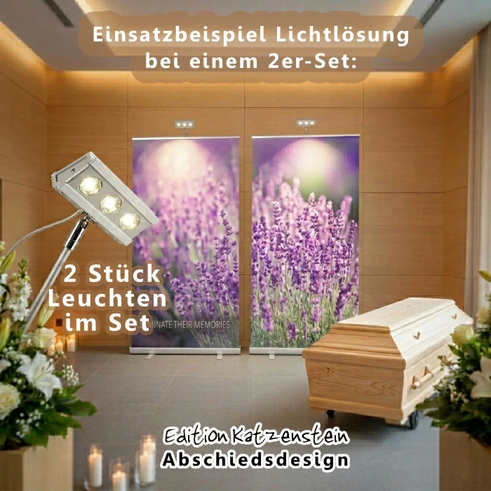 Trauerhalle mit Rollups Dekoriert und Lampen angestrahlt