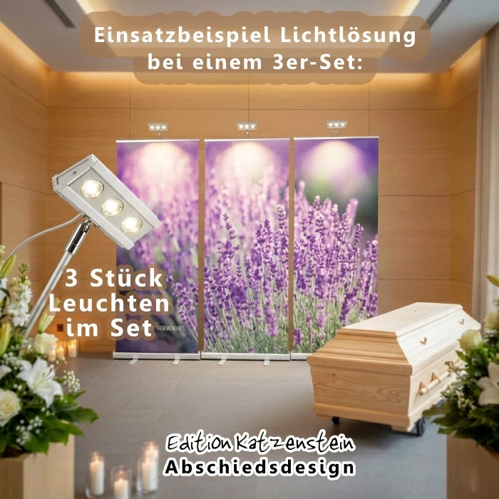 Trauerhalle mit Sarg und Dekoration mit Rollups und Beleuchtung