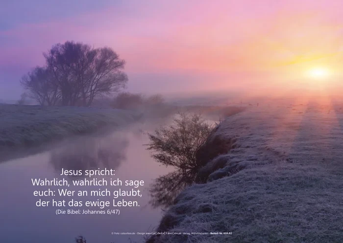 Ruhige Flusslandschaft im Morgenlicht mit Bibelvers Johannes 6,47, symbolisiert Frieden, Hoffnung und Glauben