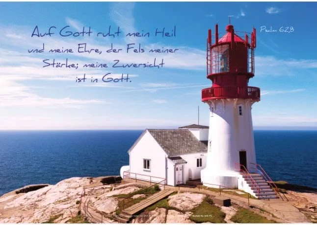 Leuchtturm auf einem Felsen über dem Meer, christliches Poster mit Psalm 62,8 im Querformat.