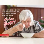 Poster Jahreslosung 2027 DIN A1 mit älterer Frau allein am Tisch