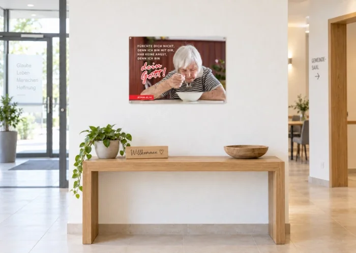 Ein Hoffnungswort im Gemeindefoyer – Jahreslosung 2027 Poster A1 Poster zur Jahreslosung 2027 in DIN A1 im hellen Foyer einer evangelischen Freikirche