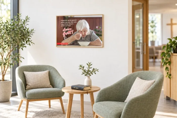 DIN-A1-Poster zur Jahreslosung 2027 in einer modernen Gesprächsecke einer evangelischen Freikirche - Edition Katzenstein Das DIN-A1-Poster zur Jahreslosung 2027 in einer modernen Gesprächs- und Seelsorgeecke. Eine stilvolle Raumgestaltung für Gemeinden, Beratungsräume, Besuchsdienste und Seniorenarbeit.
