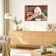 DIN-A2-Poster zur Jahreslosung 2027 im hellen Wohnzimmer einer älteren Person