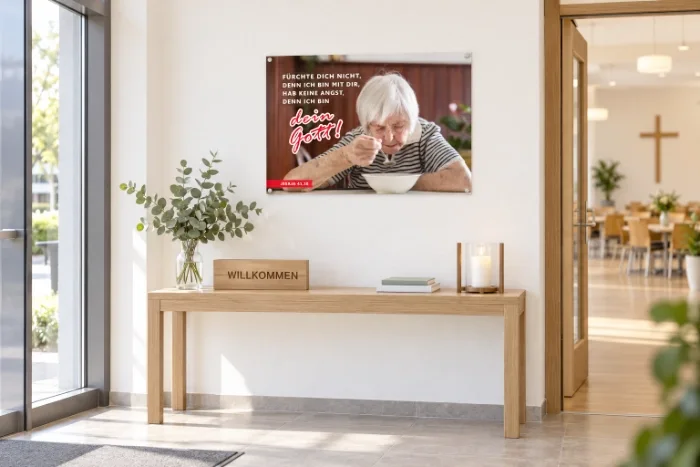 Poster A2 Jahreslosung 2027 als Willkommensgruß im Gemeindefoyer Das DIN-A2-Poster „Du bist nicht allein“ im modernen Foyer einer evangelischen Freikirche. Eine einladende und hoffnungsvolle Wandgestaltung für Gemeinden und Gemeindehäuser.