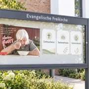 Das DIN-A2-Poster zur Jahreslosung 2027 in einem modernen Gemeindeschaukasten. Die Botschaft aus Jesaja 41,10 verbindet sich wirkungsvoll mit den Veranstaltungen der Gemeinde.