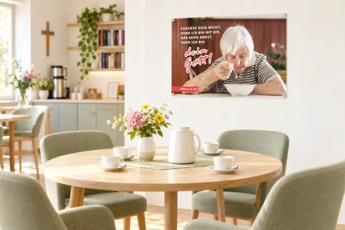DIN-A2-Poster zur Jahreslosung 2027 im hellen Seniorencafé einer evangelischen Gemeinde Das Poster zur Jahreslosung 2027 in einem freundlich eingerichteten Seniorencafé der Gemeinde. Jesaja 41,10 erinnert daran, dass Gottes Gegenwart Menschen auch in stillen Lebensphasen trägt.